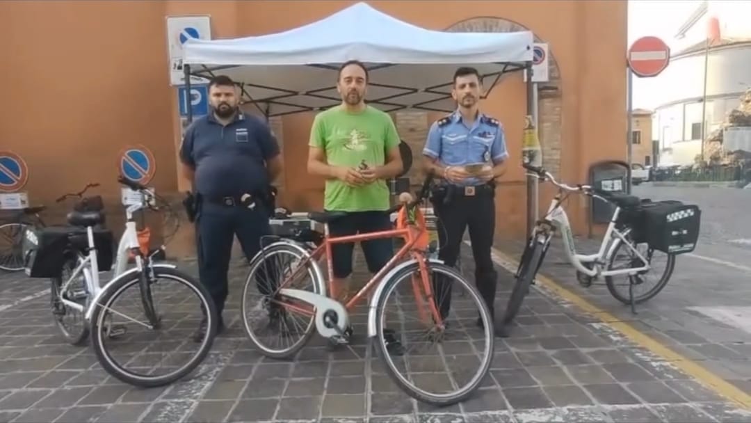 A Pandino, per combattere i furti, si targano anche le biciclette