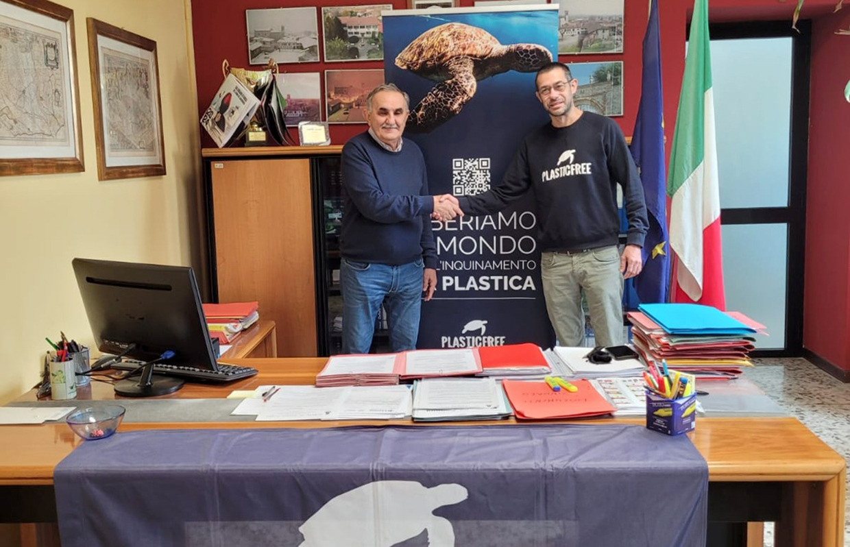 Il Comune firma il protocollo Plastic Free, campagne di sensibilizzazione contro i rifiuti abbandonati