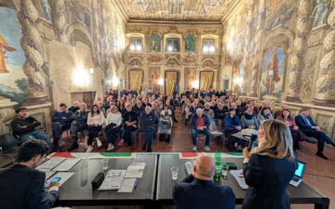 Sanità a confronto, la serata del PD con Bonaccini fa il pieno a Palazzo Visconti