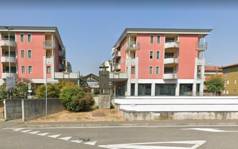 Raid vandalico al complesso “La Piazza”: una banda di giovani imperversa nel corsello dei box
