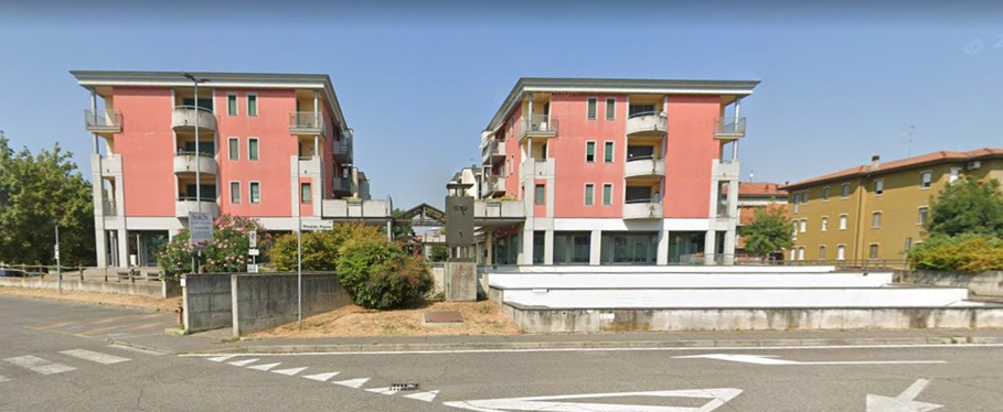 Raid vandalico al complesso “La Piazza”: una banda di giovani imperversa nel corsello dei box