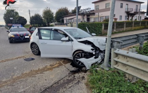 Ladri in fuga dai carabinieri si schiantano contro il guardrail e fuggono a piedi, arrestati due minorenni