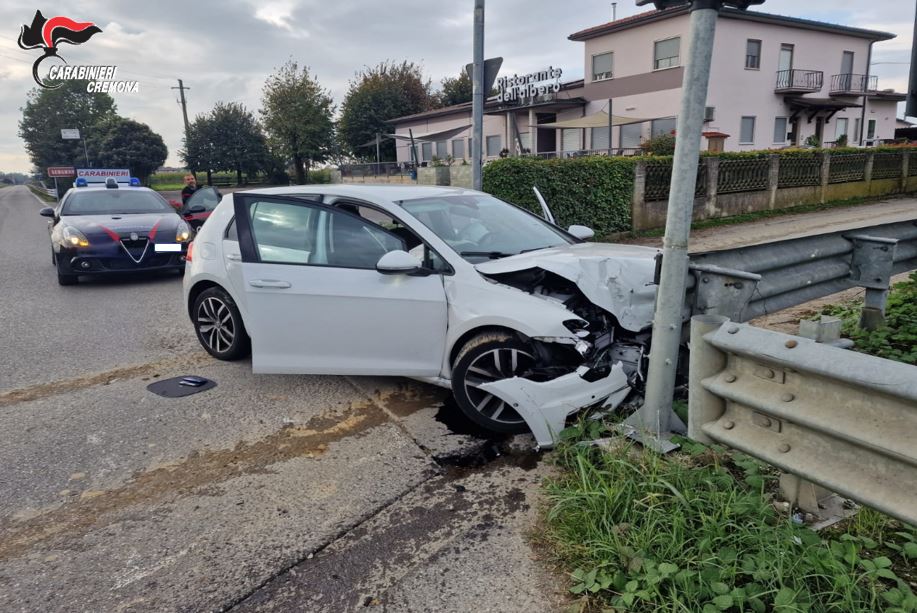 Ladri in fuga dai carabinieri si schiantano contro il guardrail e fuggono a piedi, arrestati due minorenni