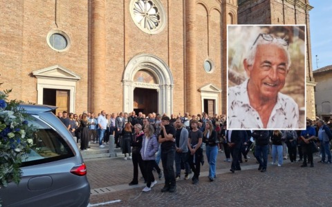 Caravaggio si ferma per l’ultimo saluto a Tano: “Grazie papà per averci insegnato a credere in noi”