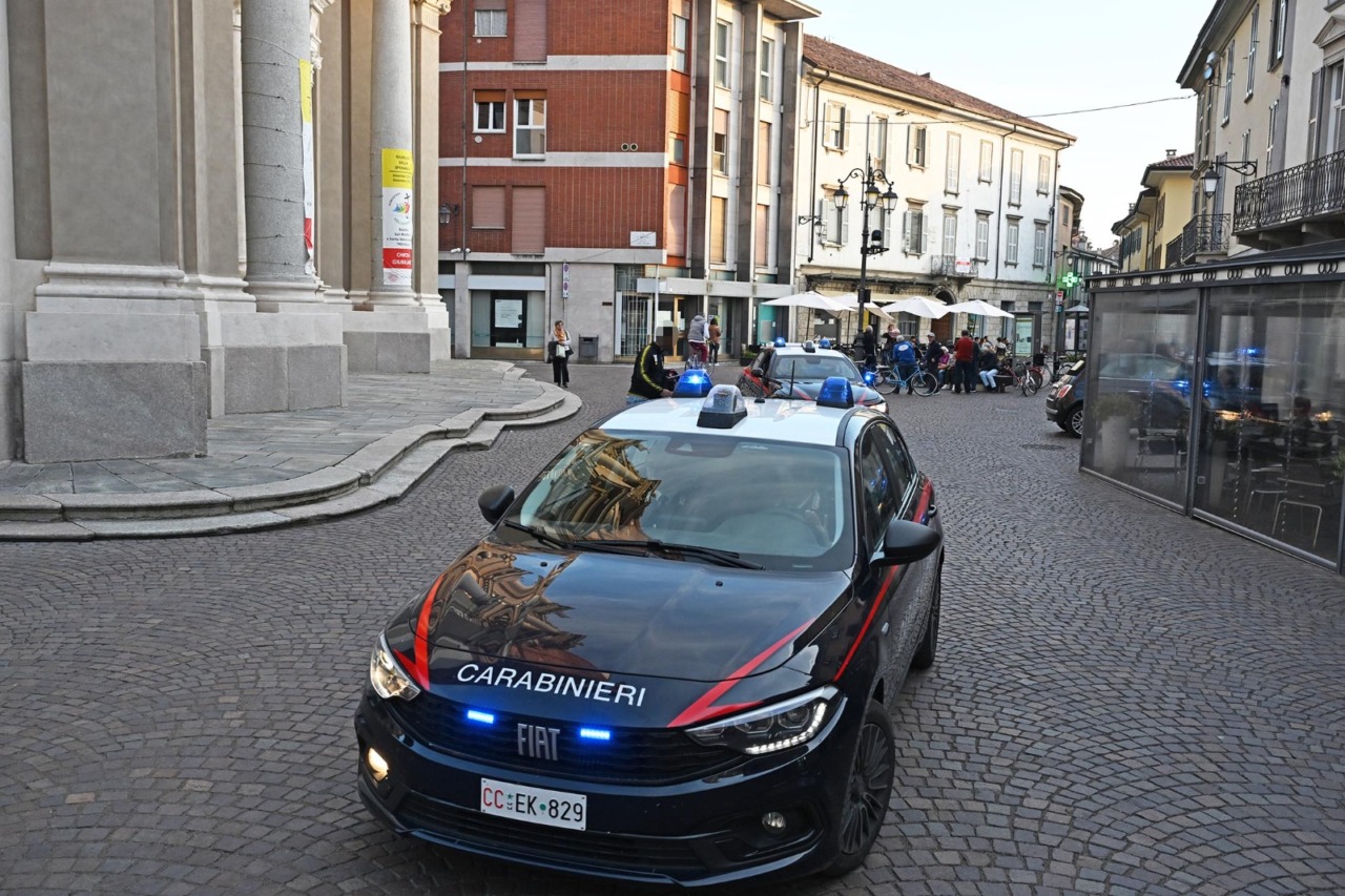 Stretta dei carabinieri contro le bande giovanili, denunce e arresti per droga e rapine