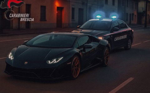 Ubriaco fugge all’alt su una Lamborghini: inseguimento da film fino a Bergamo