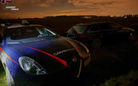 Auto con targa falsa intercettata dai carabinieri, dopo un lungo inseguimento scappano nei campi
