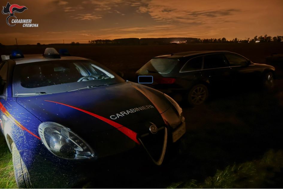 Auto con targa falsa intercettata dai carabinieri, dopo un lungo inseguimento scappano nei campi