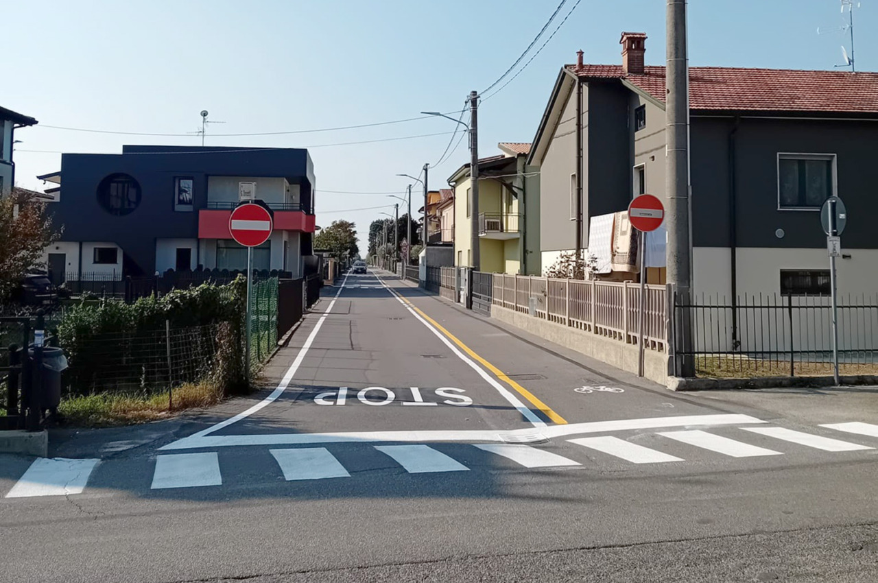 Via Donizetti a senso unico con un nuovo percorso ciclopedonale