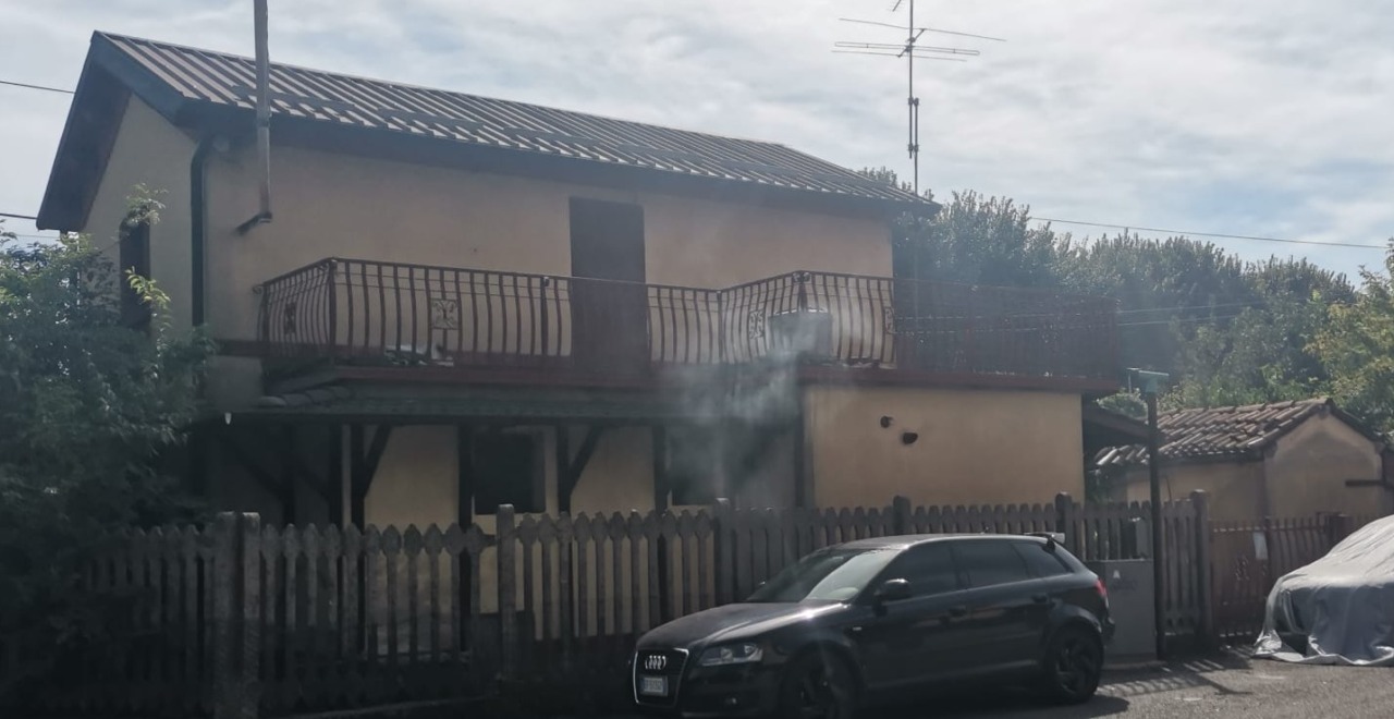 Ancora abusivismo in città: incendio nell’ex casello ferroviario di via Cairoli