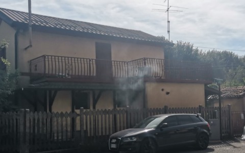 Ancora abusivismo in città: incendio nell’ex casello ferroviario di via Cairoli