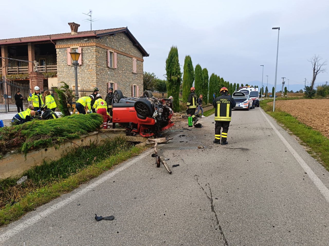 Fuori strada sulla Sp 99, feriti tre giovani, arriva l’elisoccorso