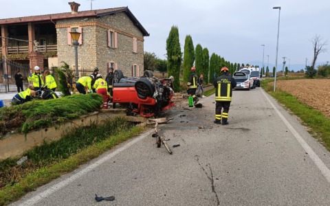 Fuori strada sulla Sp 99, feriti tre giovani, arriva l’elisoccorso