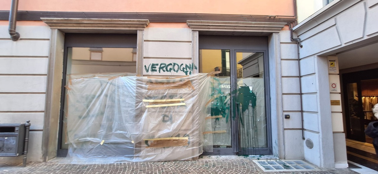 Scritte a vernice e vetrina devastata: vandali contro un negozio di via Roma