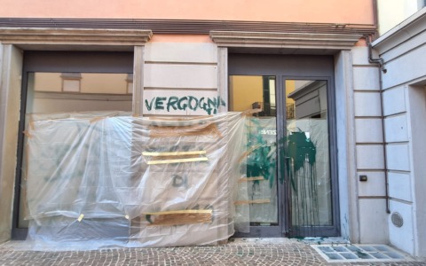 Scritte a vernice e vetrina devastata: vandali contro un negozio di via Roma
