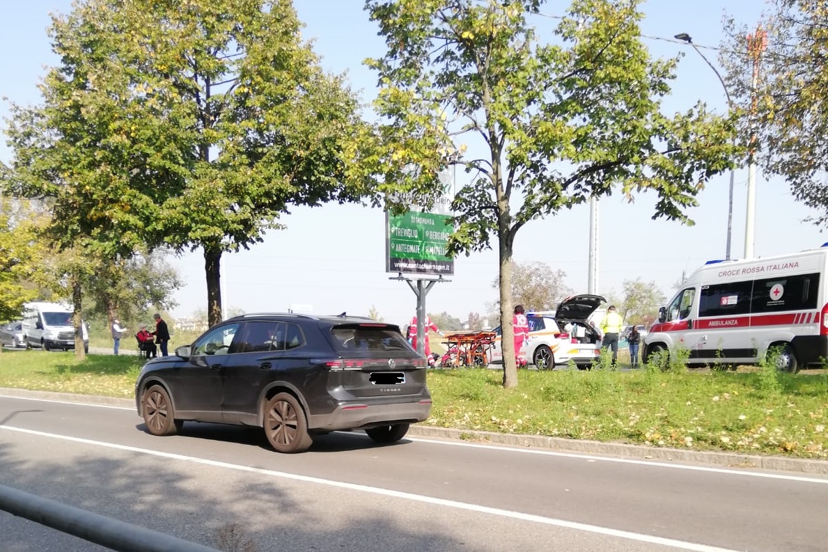 Scontro auto moto a Treviglio, chiuso il cavalcavia per l’ospedale