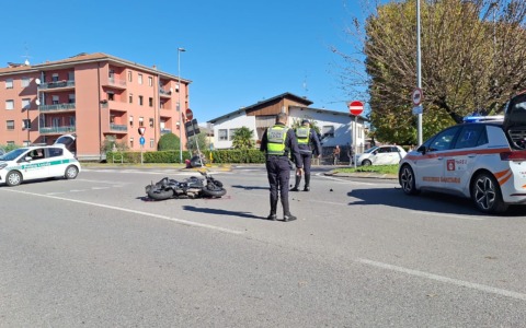 Moto contro auto in via Bergamo, gravissimo 19enne