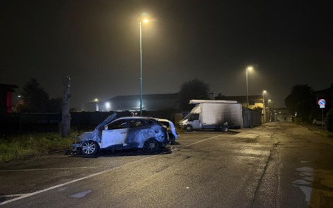 Dà fuoco all’auto dei parenti: “Ero ubriaco e ho reagito male”
