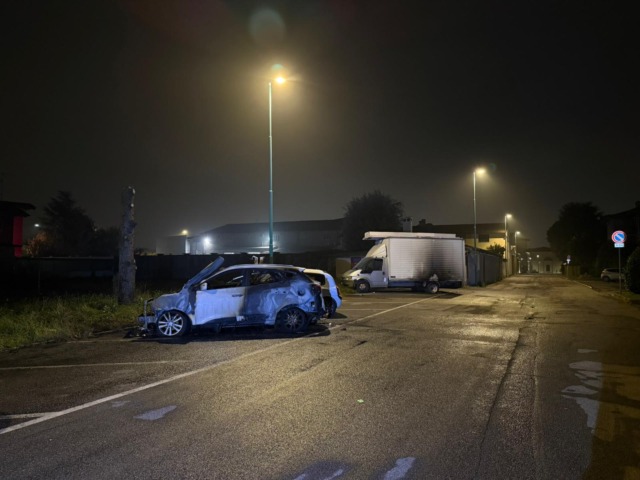 Dà fuoco all’auto dei parenti: “Ero ubriaco e ho reagito male”