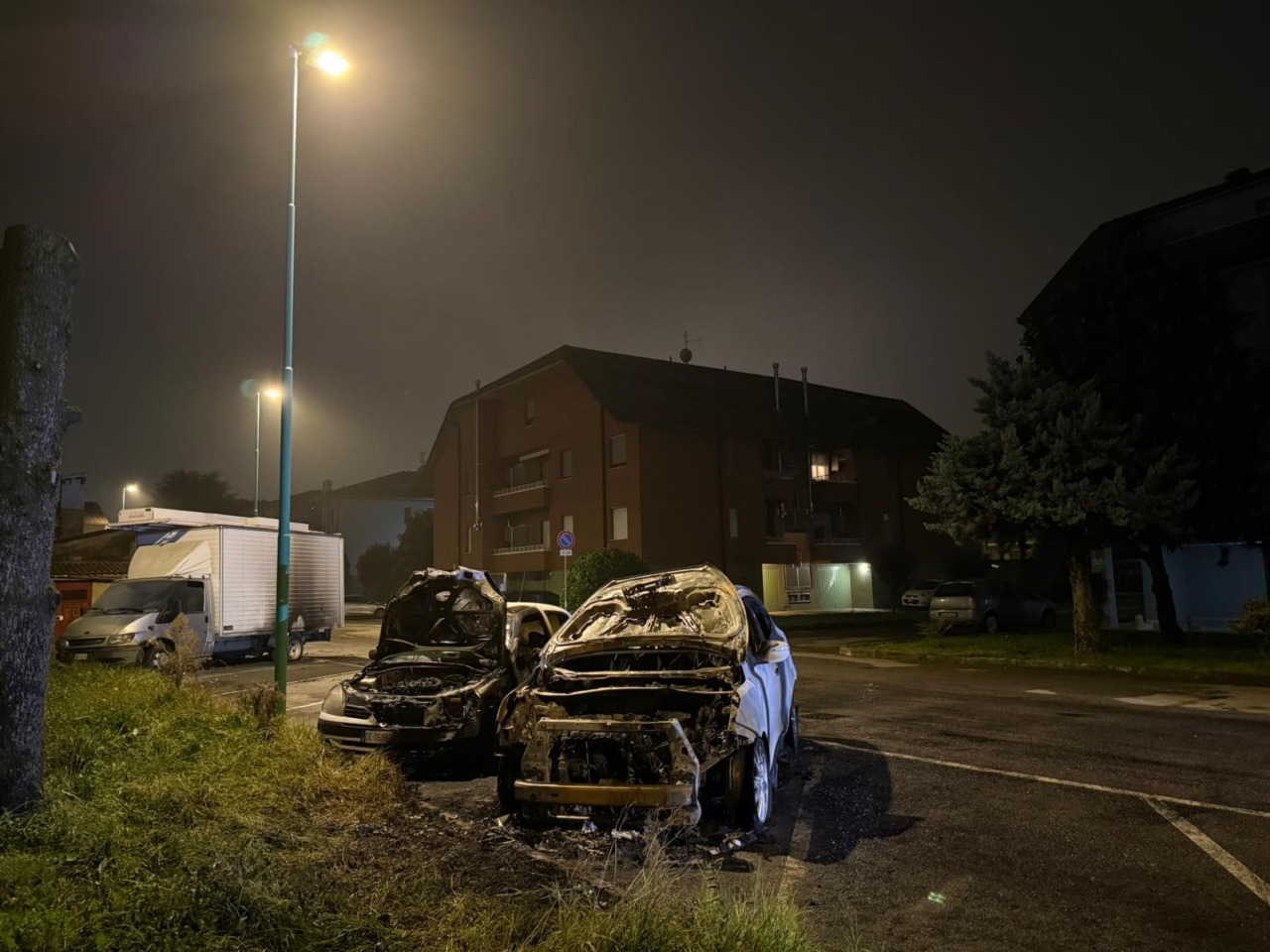 Auto distrutte dalle fiamme in via Marconi, l’incendio è doloso