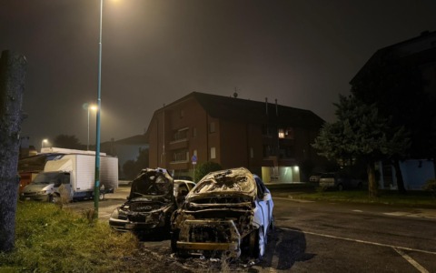 Auto distrutte dalle fiamme in via Marconi, l’incendio è doloso