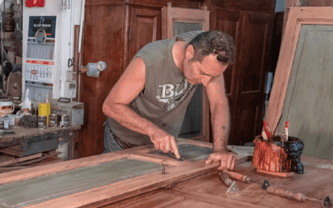 Il profumo del legno e della memoria: addio a Beppe Baffi, maestro artigiano di Vailate