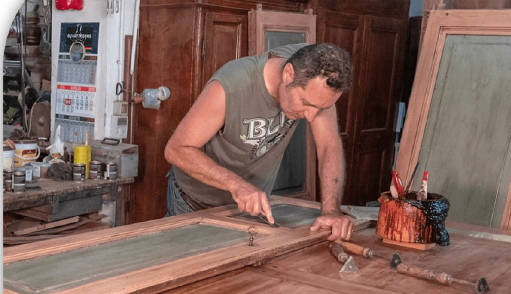 Il profumo del legno e della memoria: addio a Beppe Baffi, maestro artigiano di Vailate