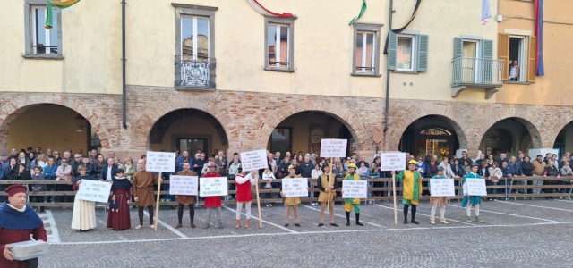 Al Palio salta la corsa degli asinelli ma va in scena la protesta contro gli animalisti