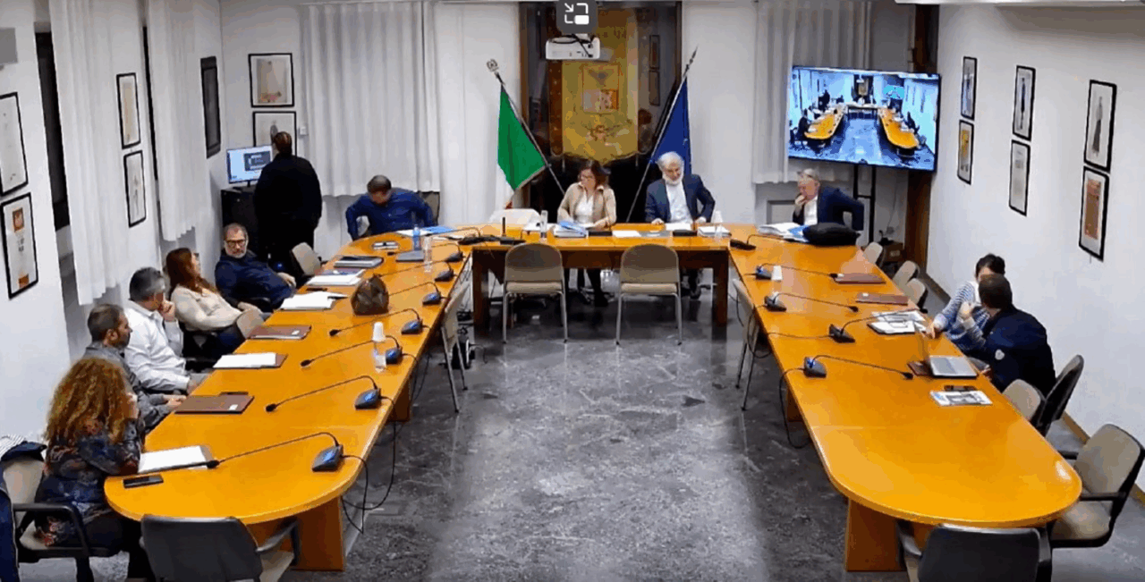Via l’Isee dai requisiti per le borse di studio, esclusi anche i ripetenti: polemica in Consiglio