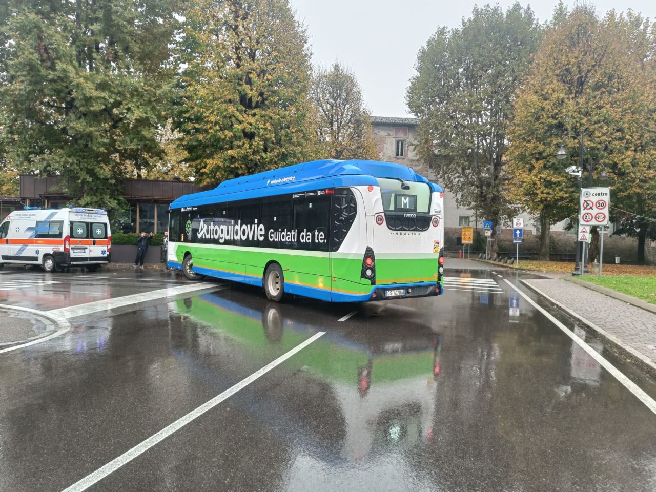 Investita di un autobus, 57enne finisce in ospedale
