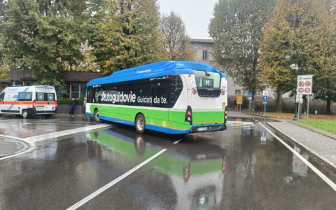 Investita di un autobus, 57enne finisce in ospedale