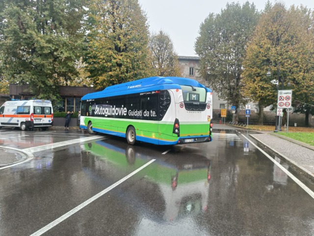 Investita di un autobus, 57enne finisce in ospedale