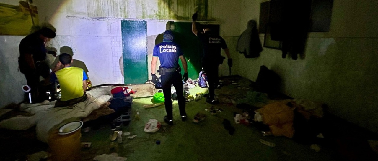 Blitz della Polizia locale, sgomberato un immobile occupato abusivamente