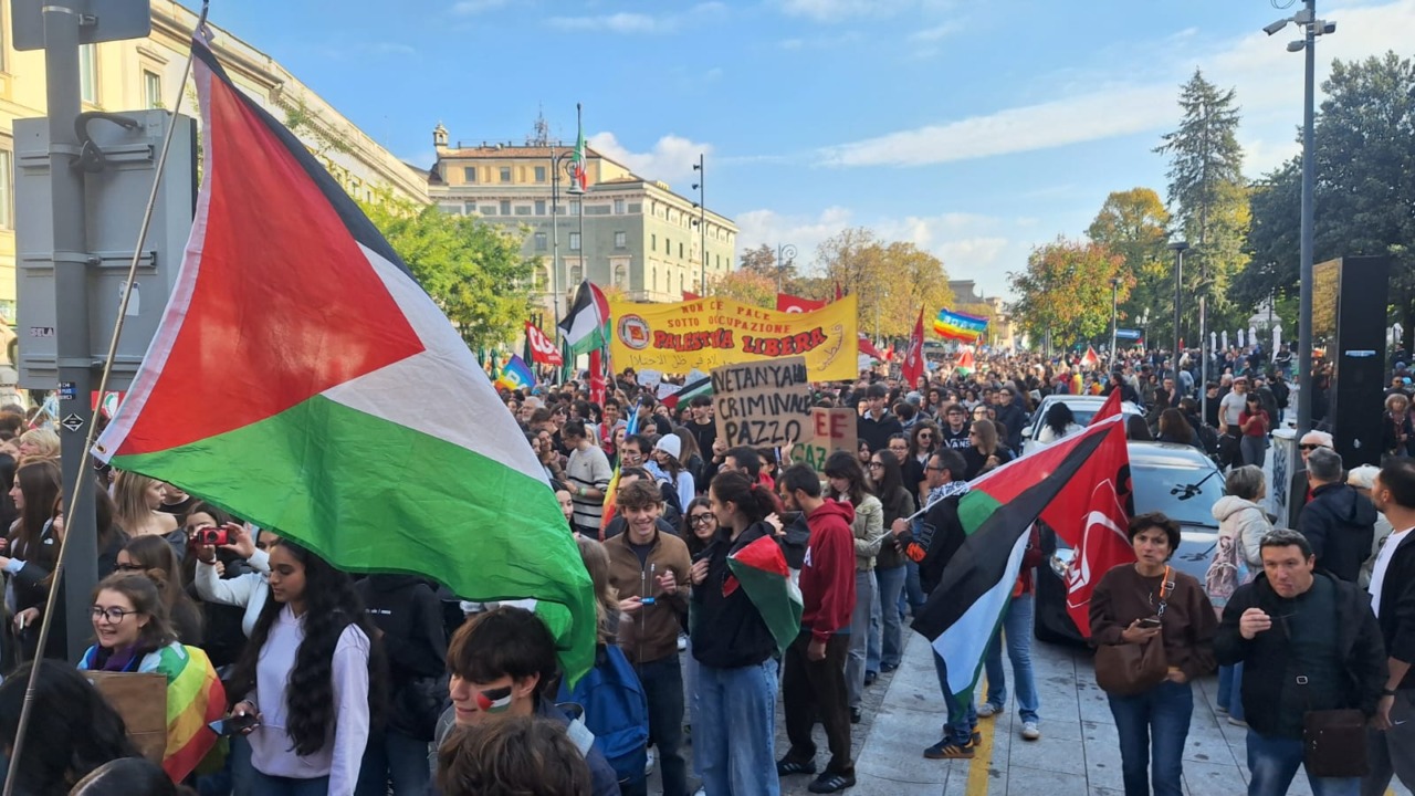 In 10mila al corteo per lo sciopero generale: Bergamo scende in strada per Gaza