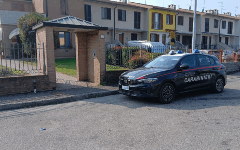 Furto in pieno giorno a Rivolta d’Adda: ladri in fuga con armi e cassaforte