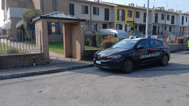 Furto in pieno giorno a Rivolta d’Adda: ladri in fuga con armi e cassaforte