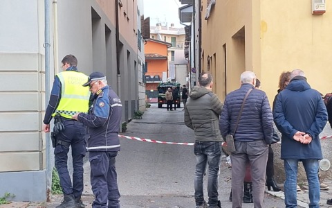 Fiamme nell’appartamento, 77enne trovato senza vita