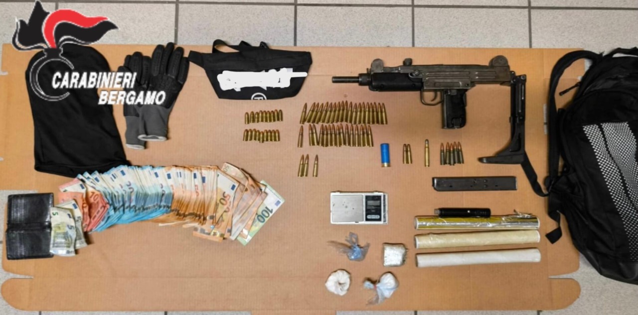 In auto con una mitraglitrice “Uzi”  e parecchia droga: arrestato