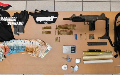 In auto con una mitraglitrice “Uzi”  e parecchia droga: arrestato