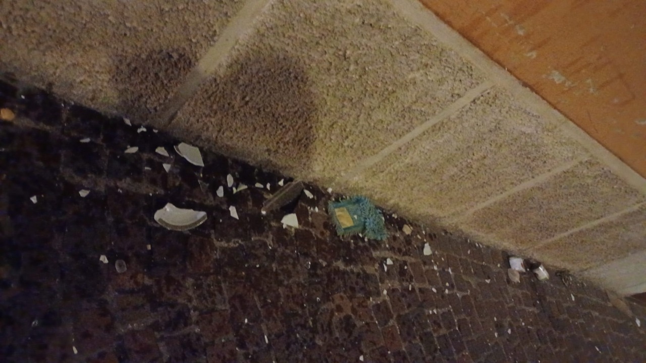 Lanciano oggetti di ogni genere dalla finestra, danni ad auto e vetrine