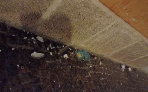 Lanciano oggetti di ogni genere dalla finestra, danni ad auto e vetrine