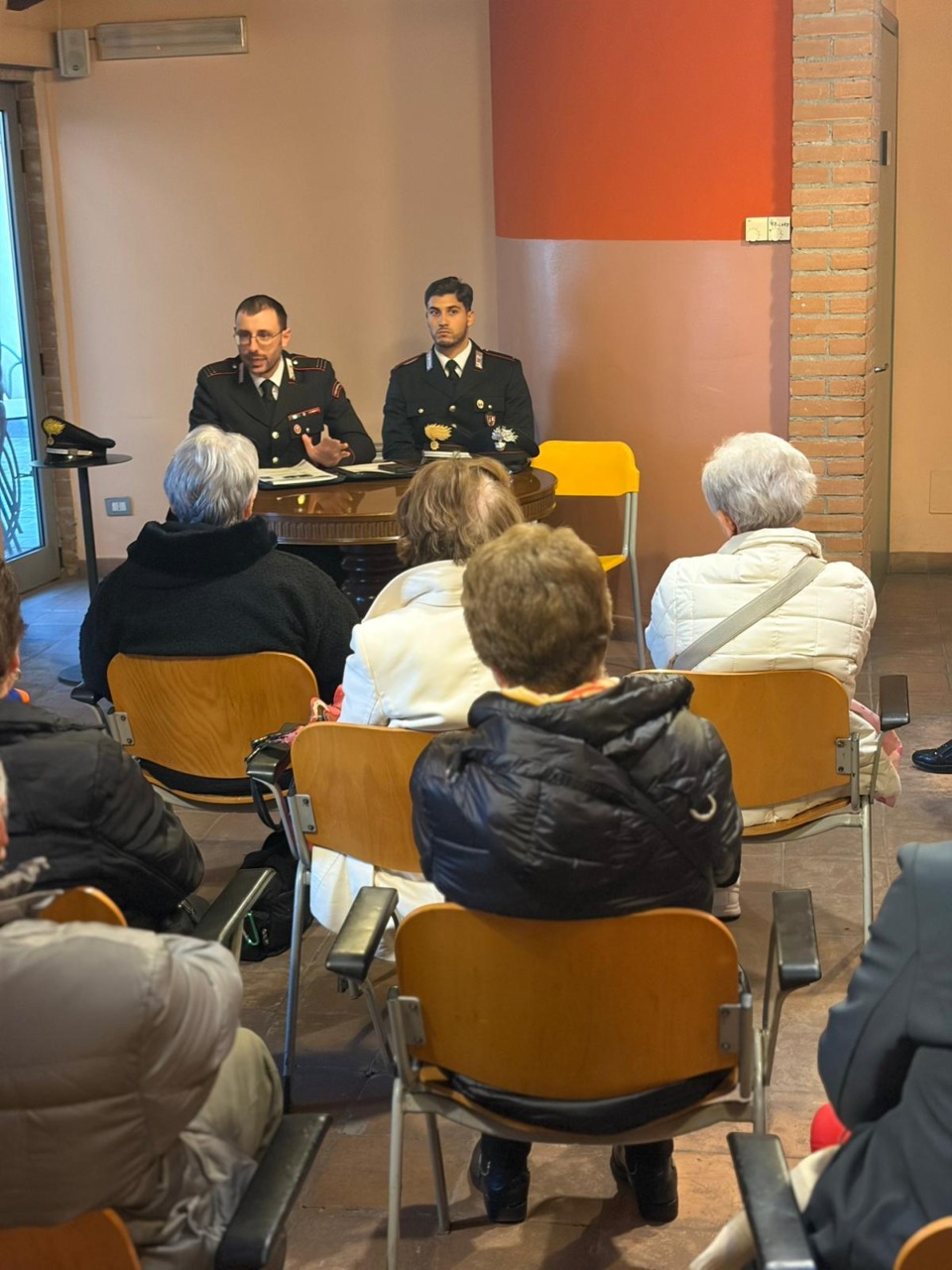 Occhio alle truffe, carabinieri “in cattedra” ad Arcene per insegnare come difendersi