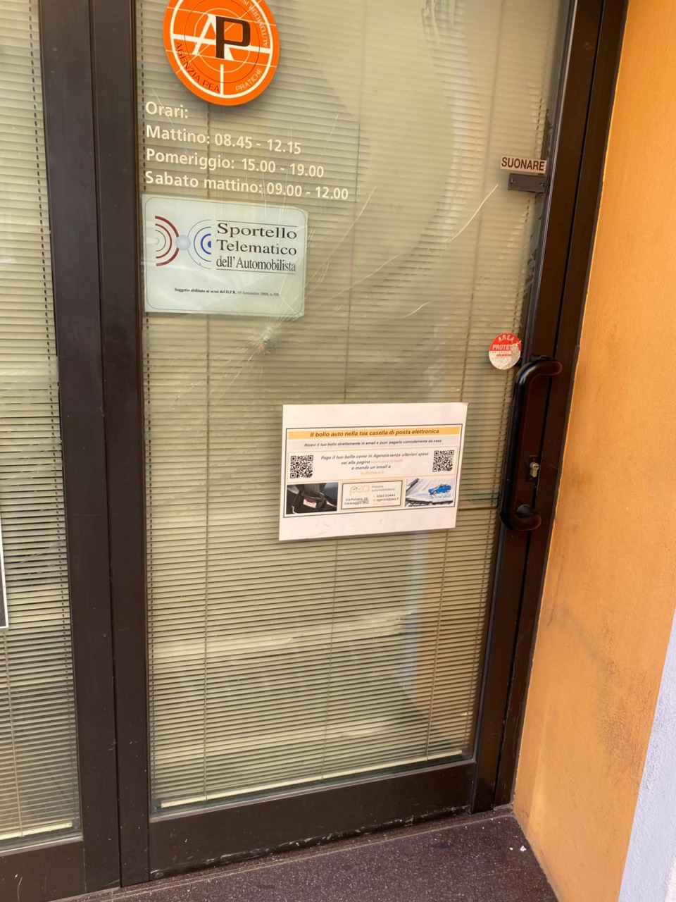 Lanciano oggetti dalla finestra