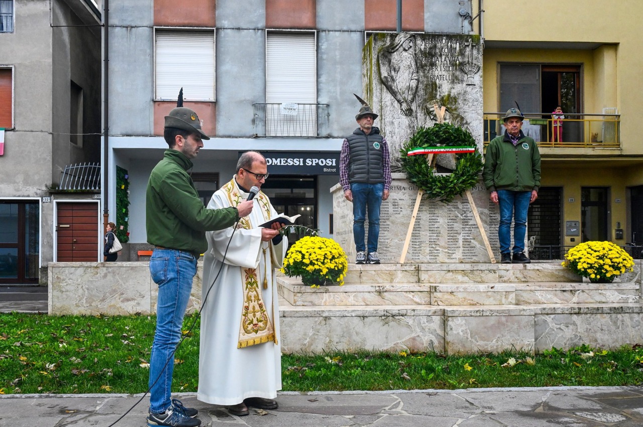 Vandali nella notte di Halloween: bandiere strappate e danni al monumento degli Alpini di Covo ma il paese reagisce compatto