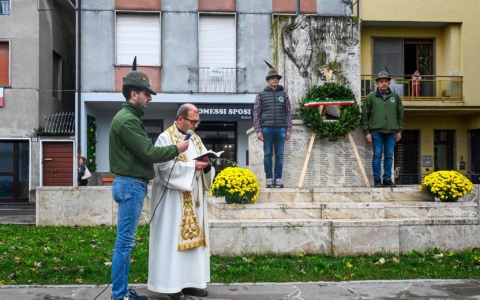 Vandali nella notte di Halloween: bandiere strappate e danni al monumento degli Alpini di Covo ma il paese reagisce compatto