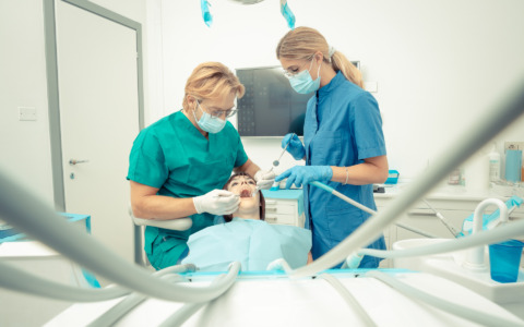 Non sempre vanno tolti: la filosofia del dottor Piacentini sui «denti del giudizio»