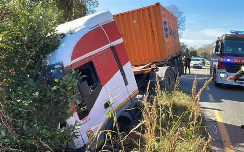 Finisce fuori strada con il Tir, paura per un camionista 62enne
