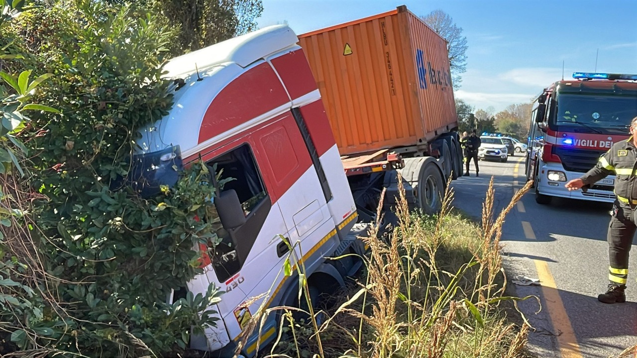 Finisce fuori strada con il Tir, paura per un camionista 62enne