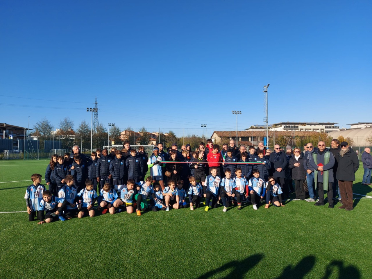 Inaugurato il nuovo campo sintetico, con il pensiero a Carioli, Mazza e Riganti