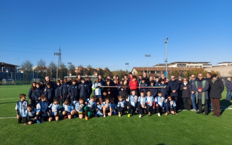 Inaugurato il nuovo campo sintetico, con il pensiero a Carioli, Mazza e Riganti